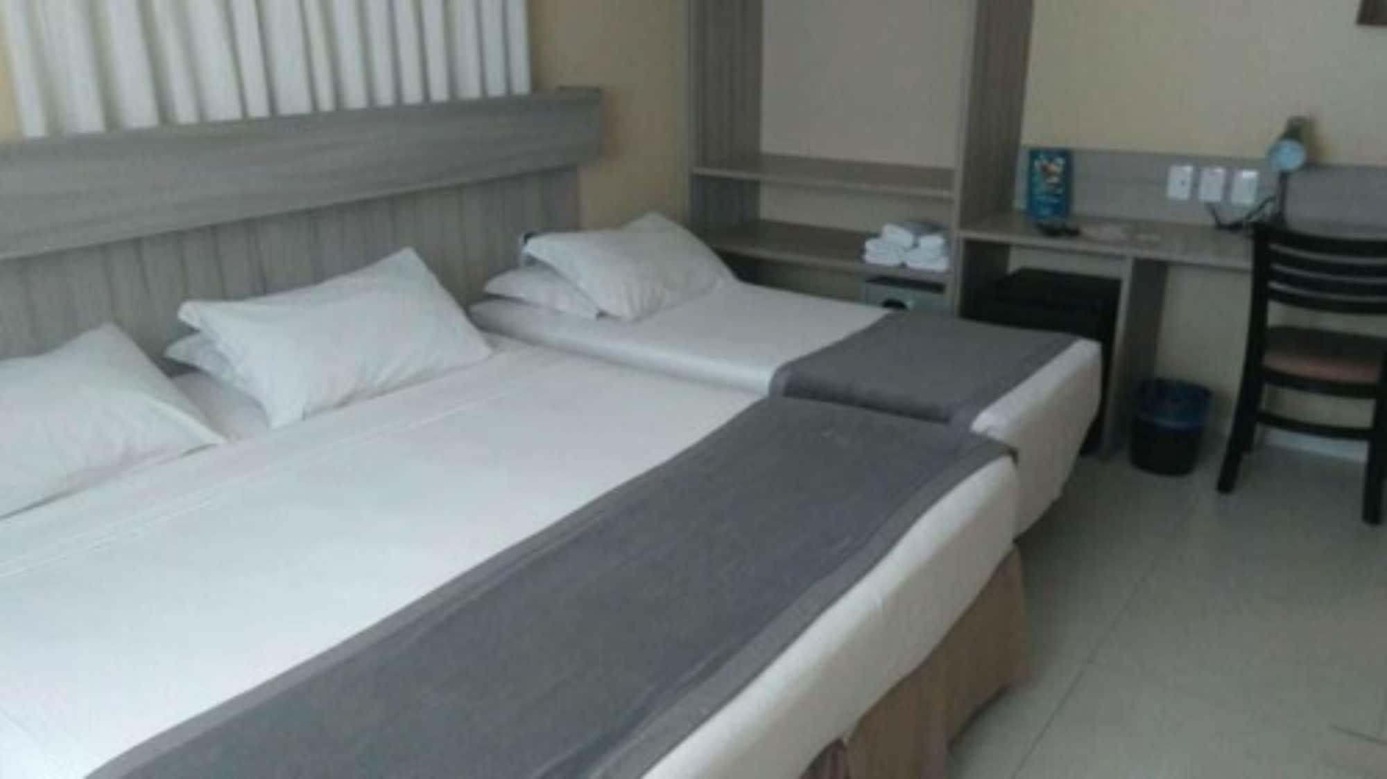 ז'אבואטו דוס גוארראפס Hotel Anahi מראה חיצוני תמונה